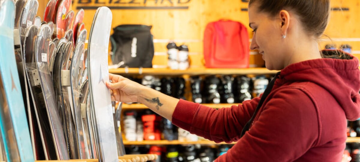 Zkontrolujte si lyžařskou výbavu. Na horách už zasněžují