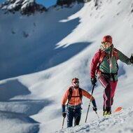 Umění vrstvení: Jak se obléct na skialpy, běžky či zimní turistiku, aby vám nebyla zima ani horko