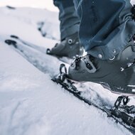 Jak funguje bezpečnostní vázání pro skialp, skitouring a freeride