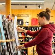 Zkontrolujte si lyžařskou výbavu. Na horách už zasněžují