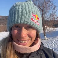 Soutěž: Hrajte s Evou Adamczykovou o lyže Atomic v hodnotě 24 989 Kč a další ceny